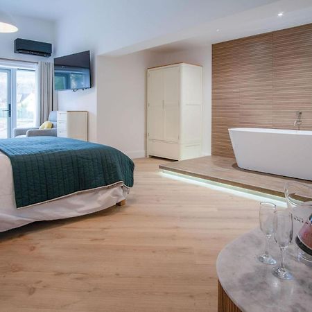 Suite 5 - Sleeping Giant Hotel - Pen Y Cae Inn Брекън Екстериор снимка