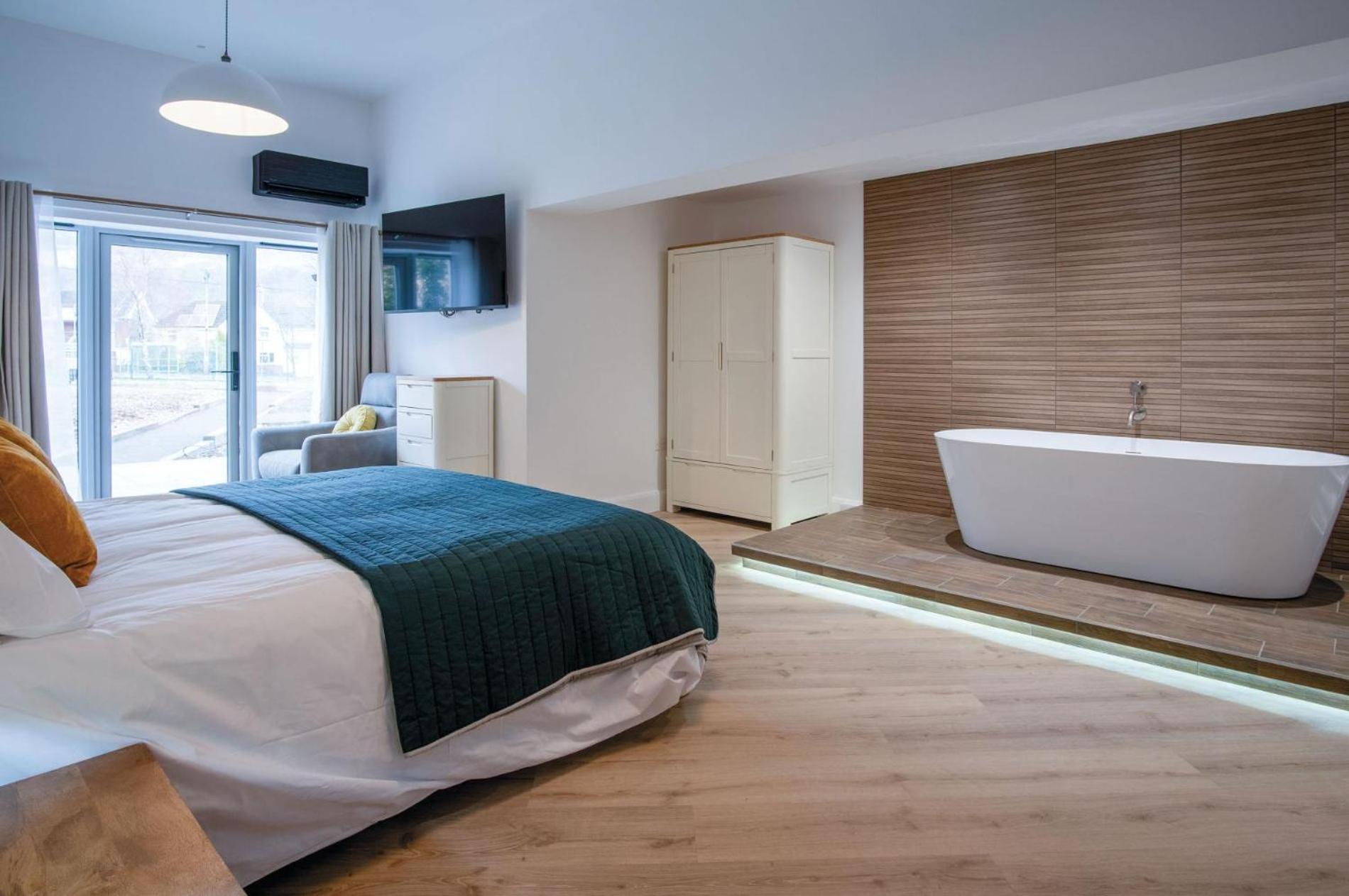 Suite 5 - Sleeping Giant Hotel - Pen Y Cae Inn Брекън Екстериор снимка